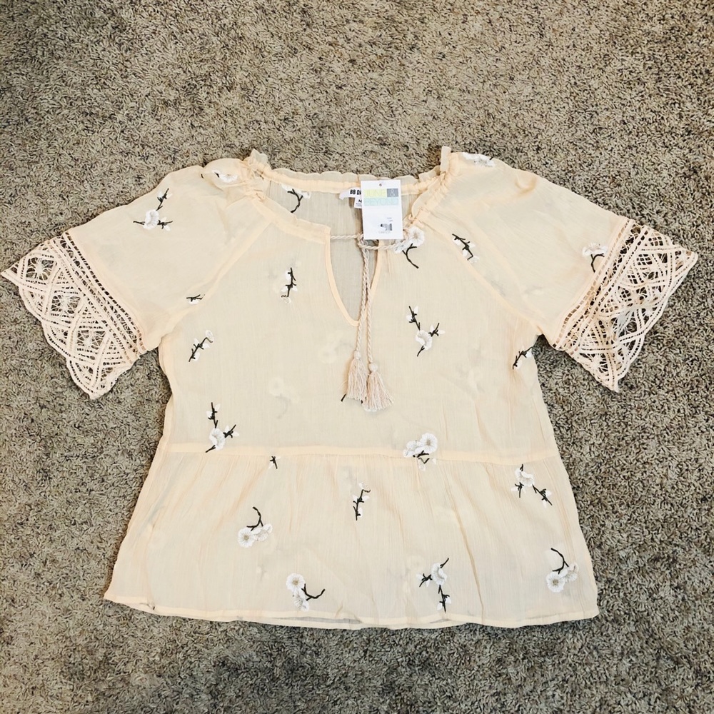 BB Dakota Blouse with lace detail